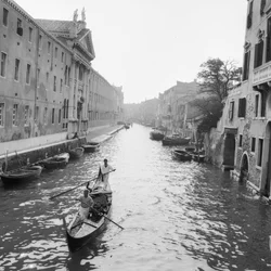 Gondoliers sur un canal à Venise