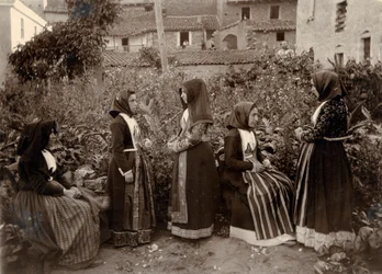 Groupe de femmes portant des costumes traditionnels dans un jardin, Sardaigne, Italie