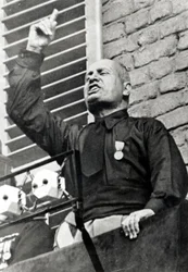 Mussolini en chemise noire