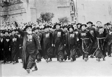 Parade à Rome en 1931, précédée par le corps ecclésiastique