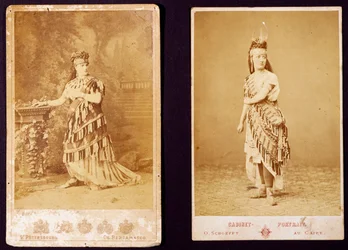Teresa Stolz et Antonietta Pozzoni en costume pour Aida