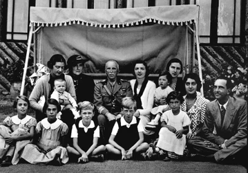 La famille royale italienne. Au centre Victor Emmanuel III (Vittorio Emanuele). Parmi les enfants assis, le 3e à gauche est le prince Victor Emmanuel (Victor-Emmanuel) (Vittorio Emanuele), le dernier à droite est son père Humbert II (Umberto II). XIXe sièc