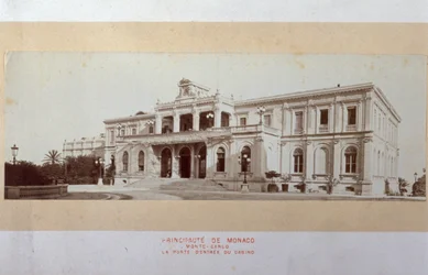 La façade principale du Casino de Montecarlo à mi-construction