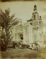 Le théâtre annexé au Casino de Montecarlo. Au premier plan, une vue du jardin orné de palmiers