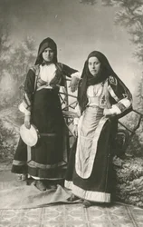 Deux femmes portant des vêtements traditionnels de Belvi et Aritzo, Sardaigne, Italie, vers 1910