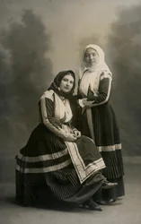 Deux femmes portant des costumes traditionnels, Fonni, Sardaigne, Italie, vers 1915