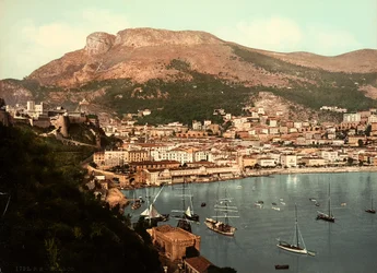 Vue de la ville de Monaco, face à la baie homonyme, dans la Principauté de Monaco, en France