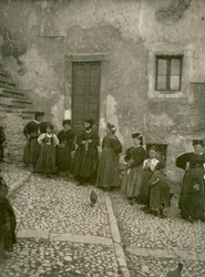 Femmes et enfants portant des vêtements traditionnels sur les marches menant à la maison, Abruzzes, Italie