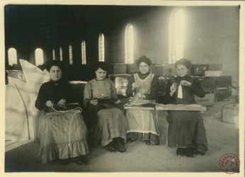 Femmes travaillant dans un atelier de passementerie, Italie, photographie de F Trembini