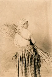 Jeune paysanne portant des vêtements traditionnels, Lucera, Pouilles, Italie, photographie de R Manfredonia, Lucera, ca 1900