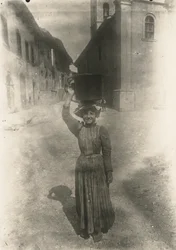 Jeune femme portant des vêtements traditionnels, Roccaraso, Abruzzes, Italie, vers 1905