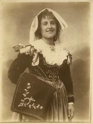 Jeune femme portant une robe et une coiffe traditionnelles, Abruzzes, Italie