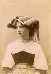 Jeune femme portant une robe traditionnelle et une coiffe, campagne romaine, Lazio, Italie, vers 1905