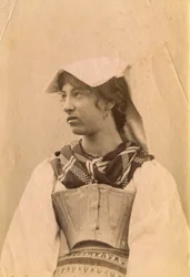Jeune femme portant une robe traditionnelle et une coiffe, campagne romaine, Lazio, Italie, vers 1905