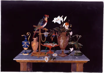 Plaque florentine en pietra dura avec un perroquet sur son perchoir sur une table avec un vase étrusque, un vase de fleurs et des aiguières