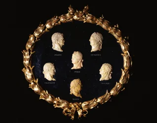 Ensemble de six bustes en relief en marbre de Sienne représentant des empereurs romains, incisés avec les noms Octavius, Galbin, Titus, Claudius, Julius et Nero