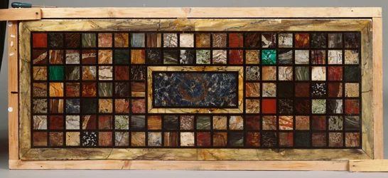 Un dessus de table italien centré par un panneau de lapis-lazuli