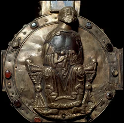 Archéologie du Moyen Âge : Croix de Desiderio (détail du disque central avec le Christ en trône)