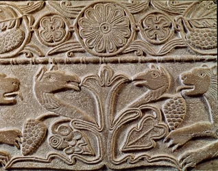 Archéologie du Moyen Âge : art barbare de Lombardie : pluteus de la princesse Théodote, maîtresse du roi Cunipert dit le Pieux. Détail de la plaque avec des griffons, vers 720. Art lombard, marbre. Pavie, Musée Civique