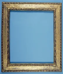 Cadre de plaque sculpté et doré avec un motif floral en gradins