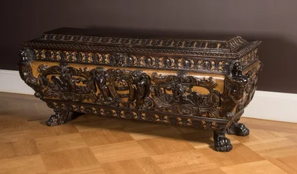 Cassone (noyer sculpté et doré)