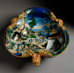 Coupe en céramique en forme de trèfle décorée de la représentation d