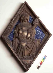 Charité, panneau en relief du Campanile (marbre et céramique)
