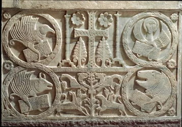 Détail de stuc avec les symboles des quatre évangélistes (tétramorphe) : l