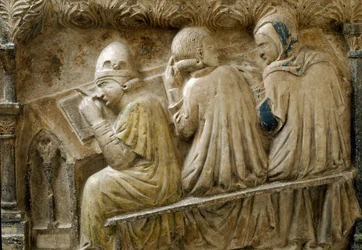 Détail représentant des étudiants suivant le cours de Bonifacio Galluzzi (Pierre tombale, vers 1346)