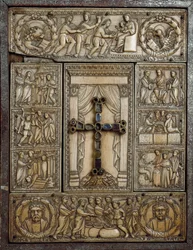 Couverture évangélique connue sous le nom de « Dittico delle cinque parti » (Diptyque des cinq parties) en ivoire décorant des épisodes de la divinité de jus. 5ème siècle