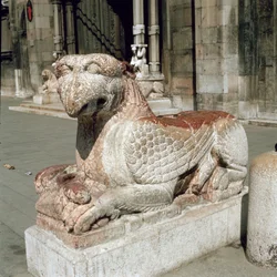 Griffon couché sur un socle, milieu du 13ème siècle