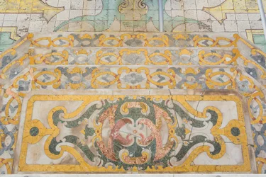 Maître-autel, prédelle et plancher
