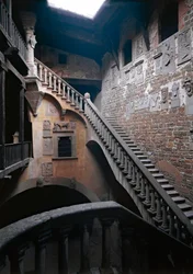 Vue intérieure du château des comtes Guidi ou Palazzo pretorio