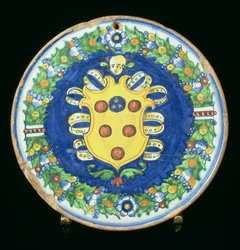 Assiette en majolique portant le blason des Médicis avec une bordure de feuillage et de fruits, italienne, XVIe siècle