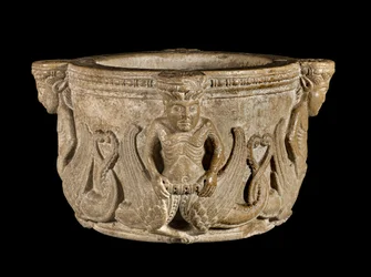 Stoup médiéval avec figures de sirènes en pierre sculptée, Début du XIIe siècle