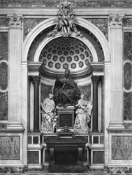 Monument au pape Clément XII avec urne et colonnes en porphyre, du Panthéon