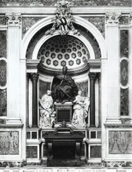 Monument au Pape Clément XII (1652-1740) avec urne et colonnes en porphyre du Panthéon, entre Tempérance (G.) et Prudence (D.) dans la chapelle Corsini