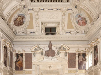 Muses, Saisons, Caryatides et le buste de Minerve ou Mars