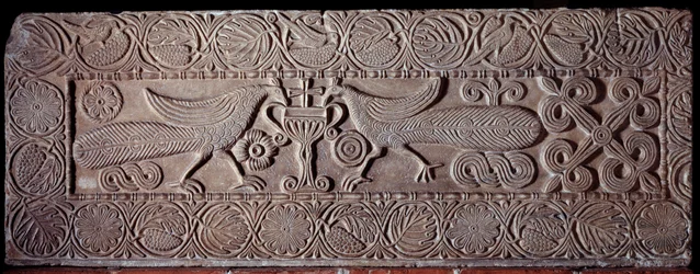 Parapet de pierre couvert de bas-reliefs représentant des paons, provenant du sarcophage de Teodote, VIIIe siècle