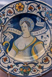 Assiette décorée par un buste de belle femme, avec un motif, première moitié du XVIe siècle