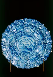 Assiette avec soldat et deux femmes, manufacture de Savone
