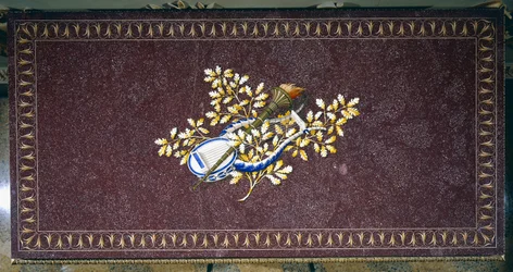 Dessus de table en porphyre avec mosaïque de pierres semi-précieuses, Italie