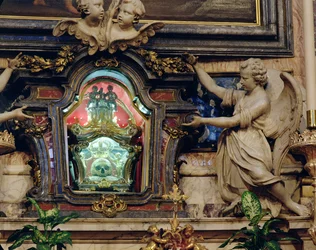 Relique du crâne de Saint Louis de Gonzague située dans le maître-autel
