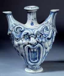 Bouteille en porcelaine tendre du XVIe siècle, réalisée par la manufacture de François II de Médicis. Sèvres, manufacture de porcelaine