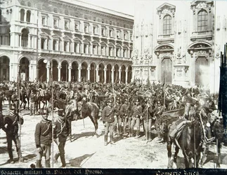 Soldats, sous le commandement du général Bava Beccaris, devant la cathédrale, lors des émeutes de Milan, 6-9 mai 1898
