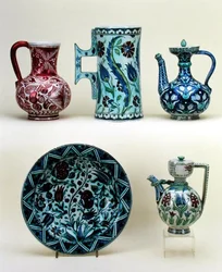 Haut, de gauche à droite : Cruche ; Grande Chope ; Cafetière Orientale ; Bas, de gauche à droite : Plat ; Cafetière Orientale, toutes en majolique de la Fabrique Cantagalli, vers 1890
