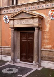 Vue du porche avec une frise en marbre montrant (de gauche à droite) Pastore, Pudenziana, Prassede et leur père Pudens, au centre l