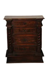 Petite commode en noyer