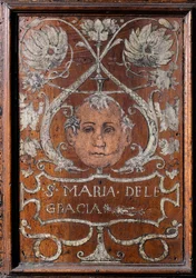 Assiette en bois décorée avec un visage et l