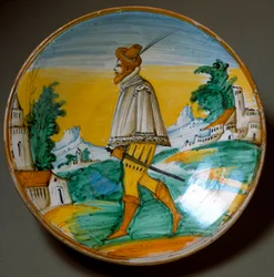 Jeune homme armé. Assiette en céramique produite à Viterbe, en Italie. Fin du XVIe siècle. Florence, Museo Nazionale del Bargello